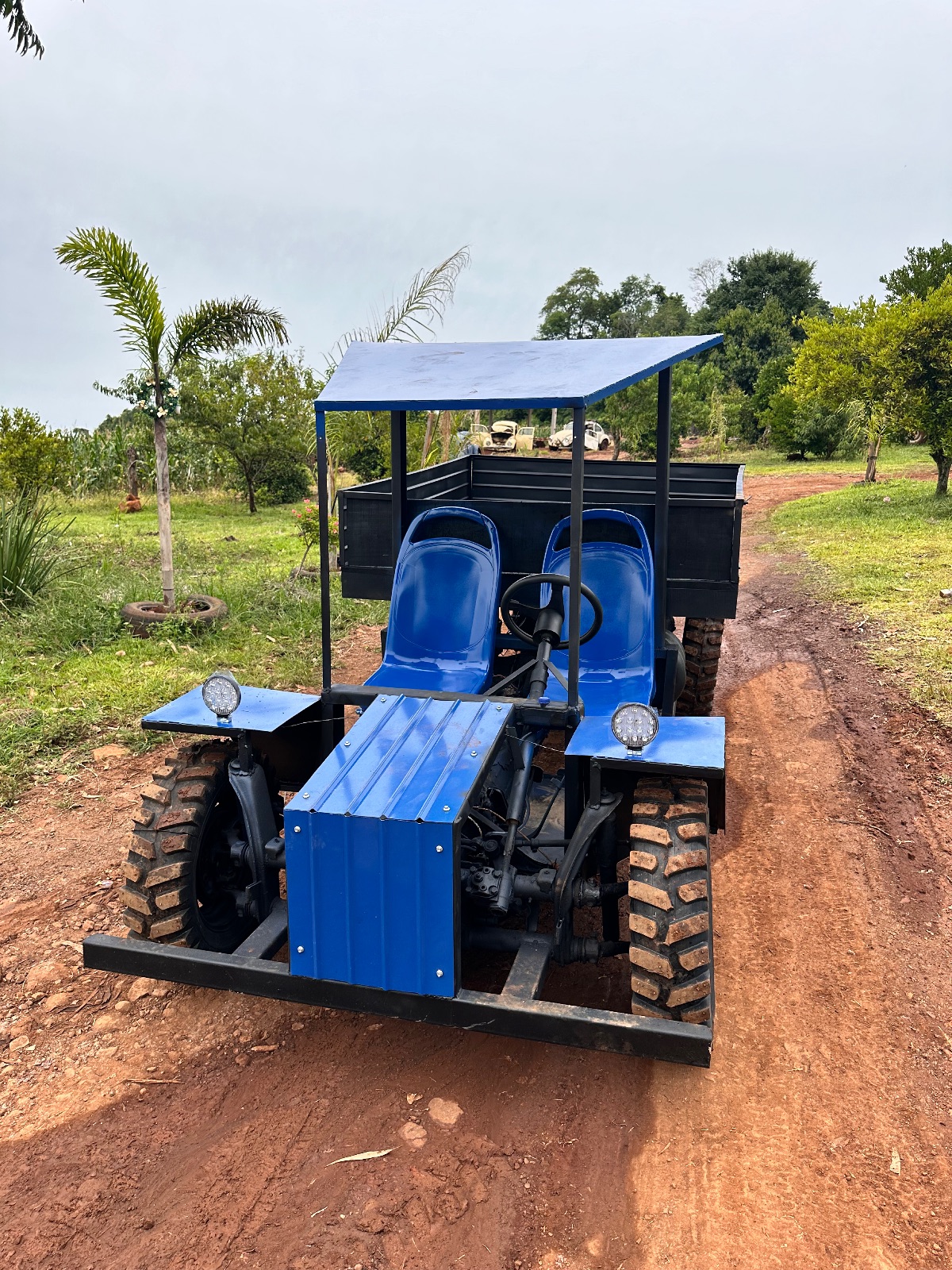 Carreta agrícola 4x2 fusca toldo em chapa e bancos individuais